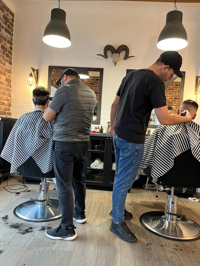 Barbiere bei der Arbeit im BARBERO Nürnberg