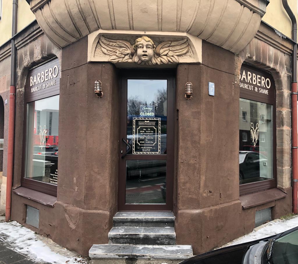 Eingang von BARBERO mit Engel-Relief, Schweinauer Hauptstraße 93